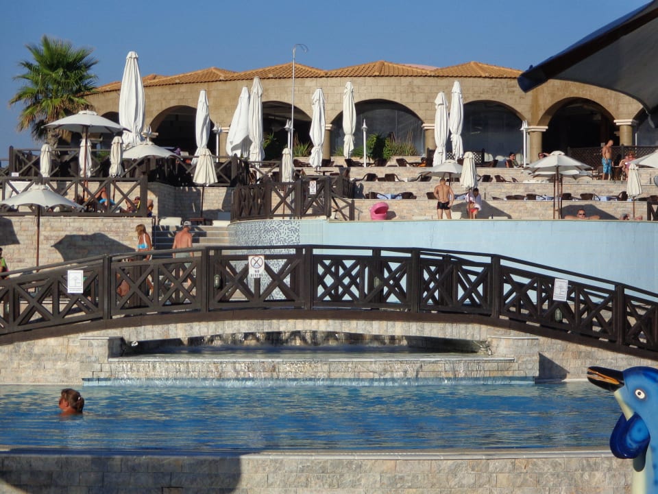 Blick auf Pool am Meer Hotel Kalithea Horizon Royal