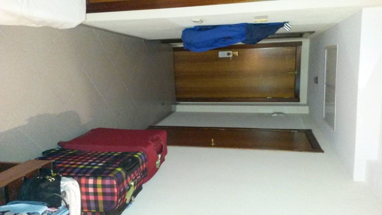 Blick auf die Verbindungstür zum anderen Zimmer Hipotels Don Juan
