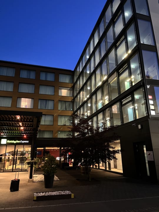 Außenansicht Holiday Inn Express Zürich - Airport