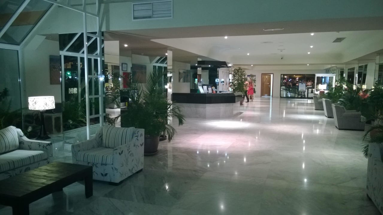 Eingang abends allsun Hotel Lucana