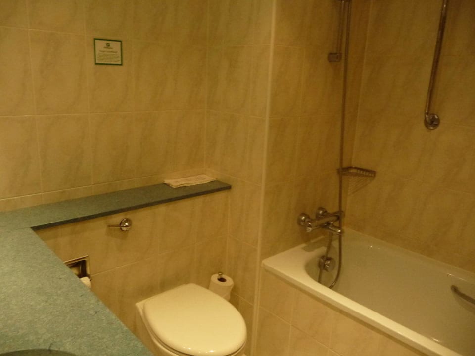 Bad mit Badewanne  DoubleTree by Hilton Hotel Woking