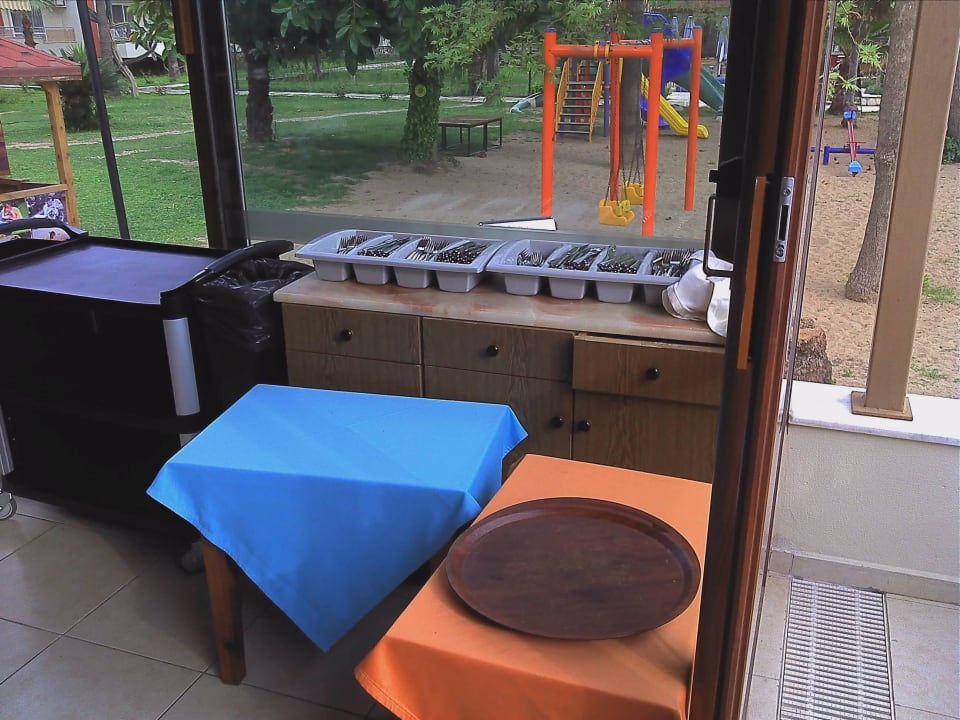 Hier darf man sein Besteck nehmen, wenn die Kellner keine Ze Hotel Sirma