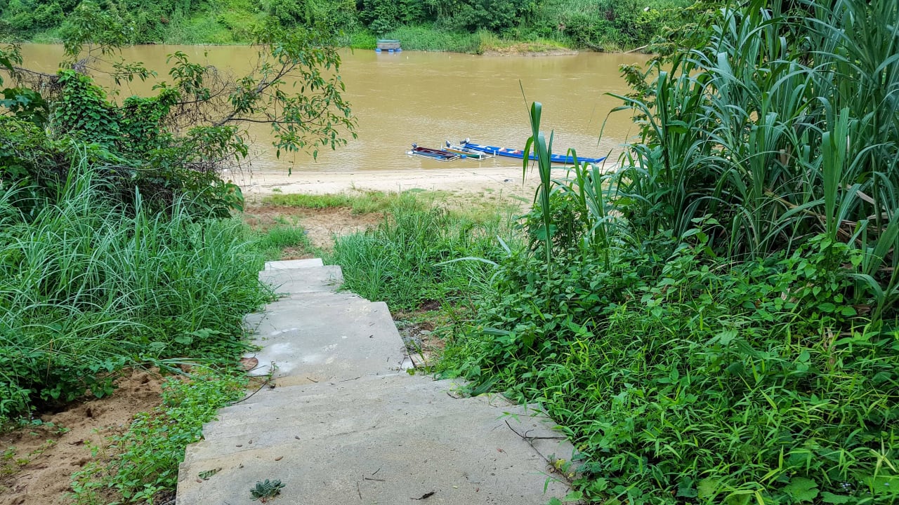 Weg zum Fluss mit Badestelle Balai Serama Guesthouse