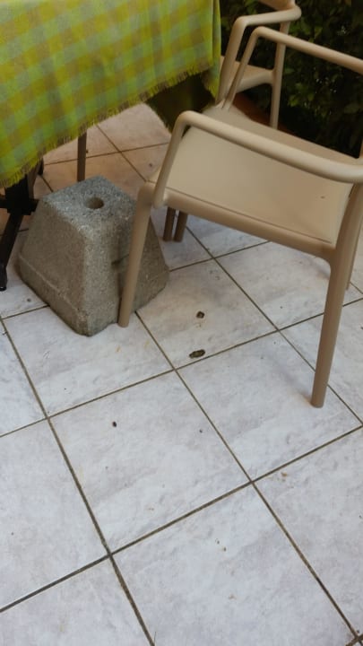 Kaputte Terrasse. Park Hotel Zanzanu