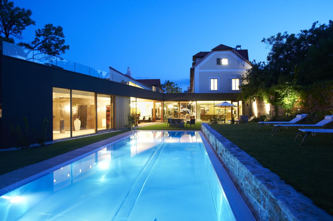 Night view swimming pool Hotel Landhaus Moserhof