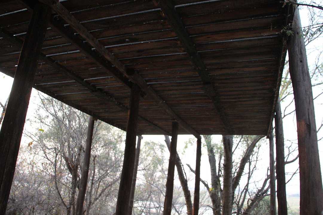 Die Terrasse von unten Shamvura Camp