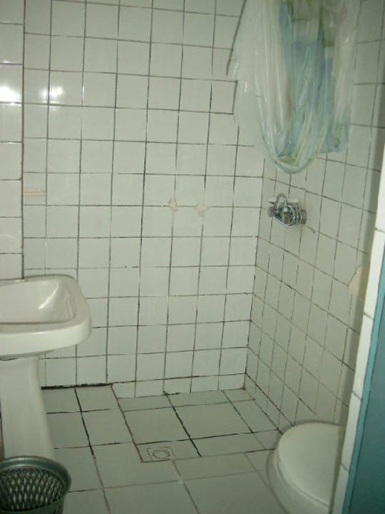 Bad mit Dusche und Toilette Samira Club