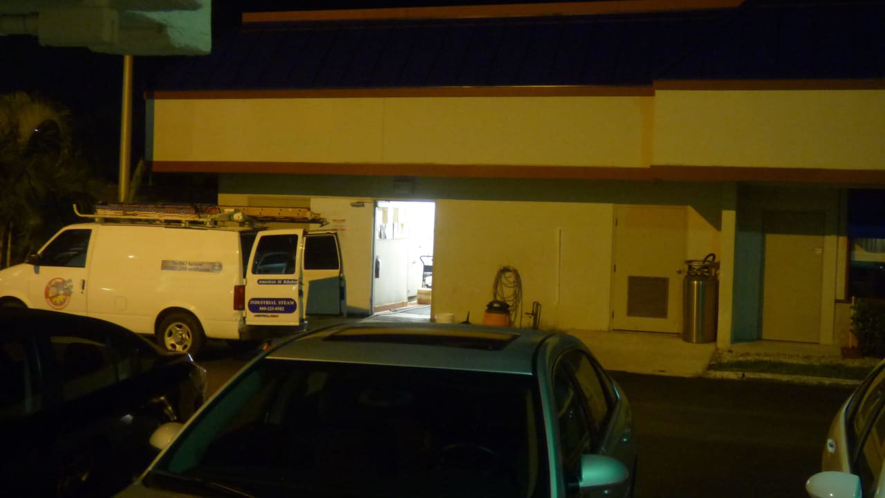 Restaurant gegenüber  Hotel Red Roof Inn & Suites Naples