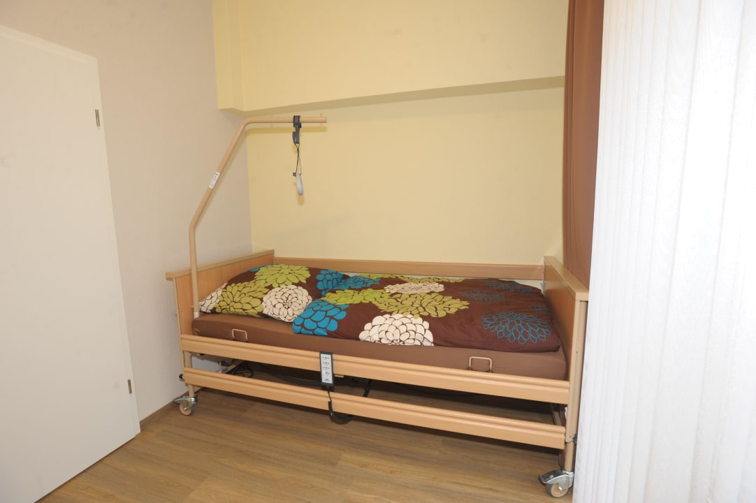 Schlafzimmer Behindertenbett Ferienwohnung Stäwog Am Alten Hafen 73
