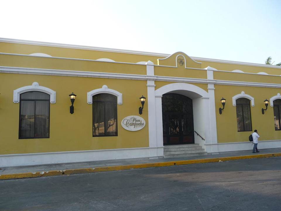 Außenansicht mit Eingang Hotel Plaza Campeche