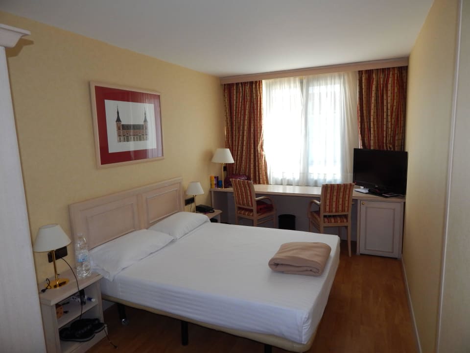 Bett, Schreibtisch und Fenster Hotel Luze Castellana