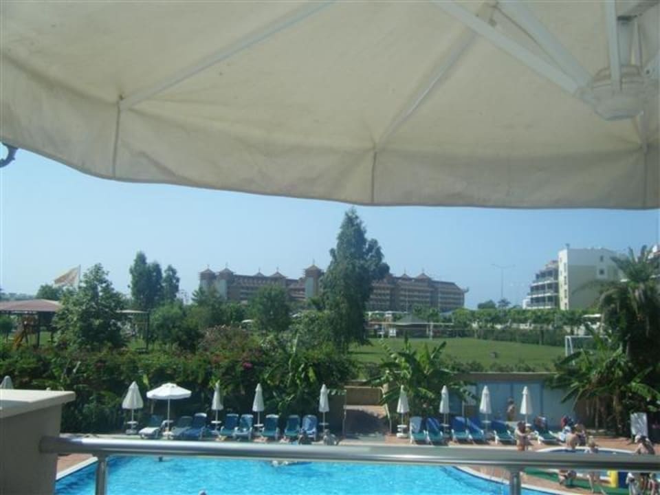 Aussicht von der Terrasse (Anbau) auf den Ruhepool Hane Family Resort