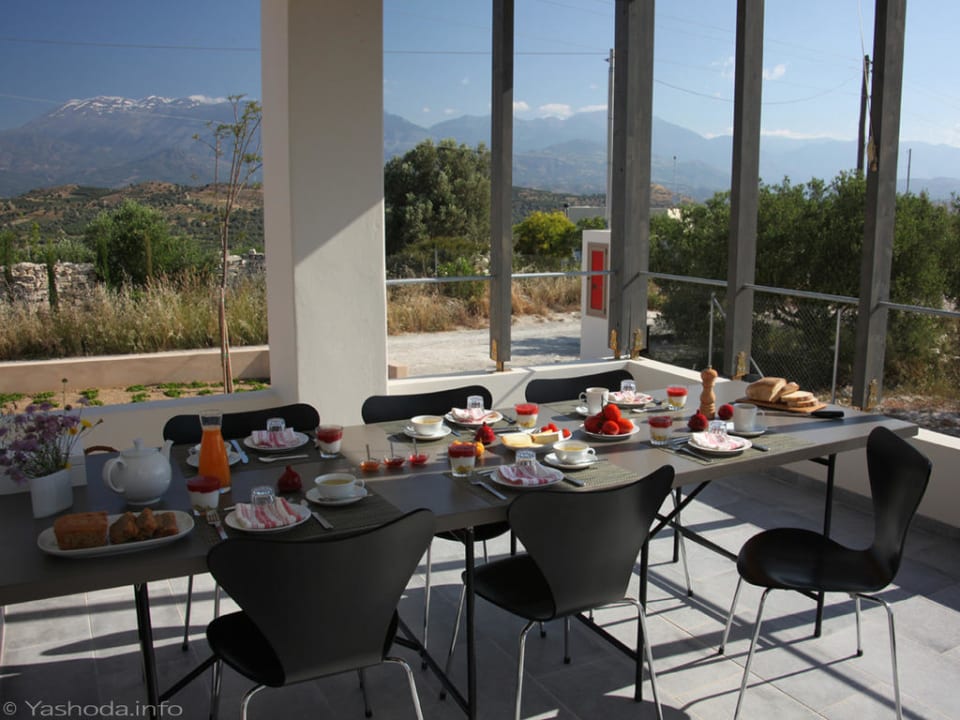 Frühstück mit frischen regionalen Produkten Niriida Guesthouse