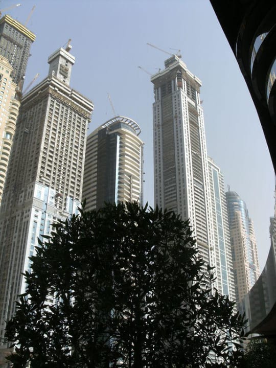 Blick hinter das Hotel Le Meridien Mina Seyahi Beach Resort & Waterpark