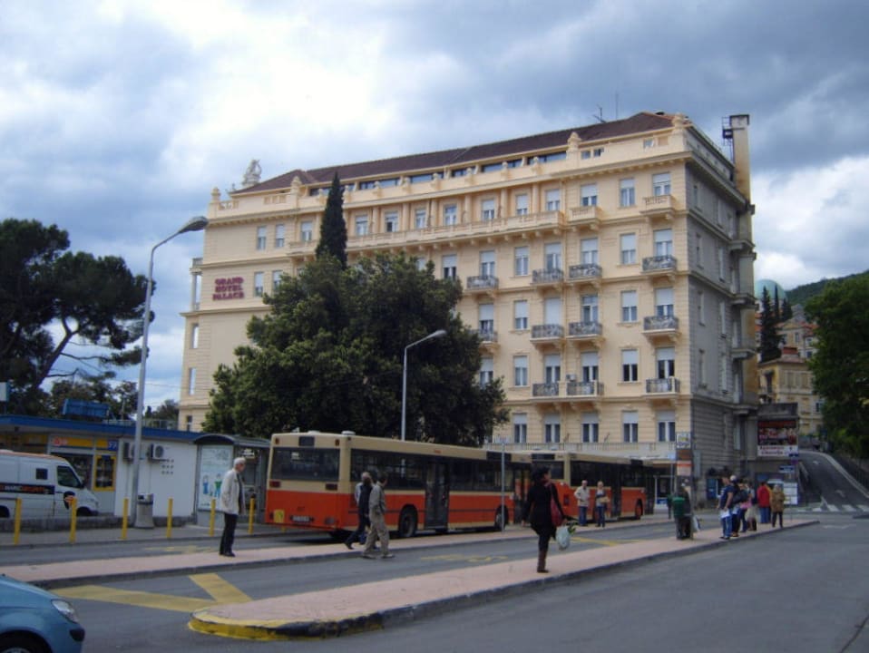 Blick auf das Hotel vom Bus-Bahnhof ! Hotel Bellevue - Liburnia