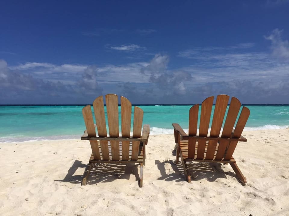 Liegestühle am Strand Summer Island Maldives