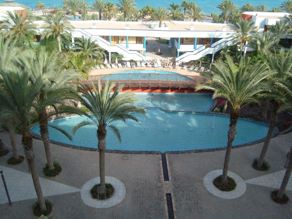 Blick auf Springbrunnen und Pool R2 Pajara Beach