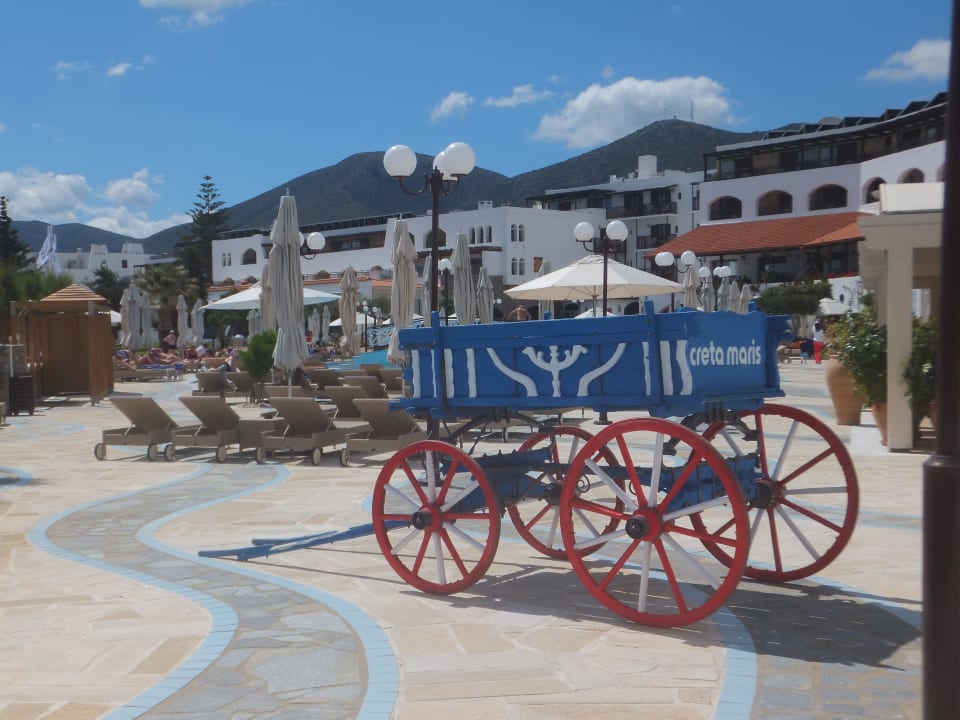 Blick vom Strand zum Hotel seitlich Creta Maris Resort