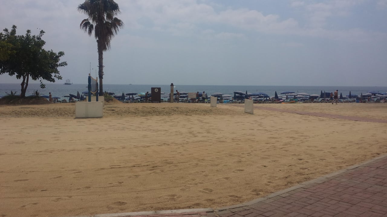 Blick zum Strand. An der Strandbar-kostenpflichtig Riviera Hotel & Spa