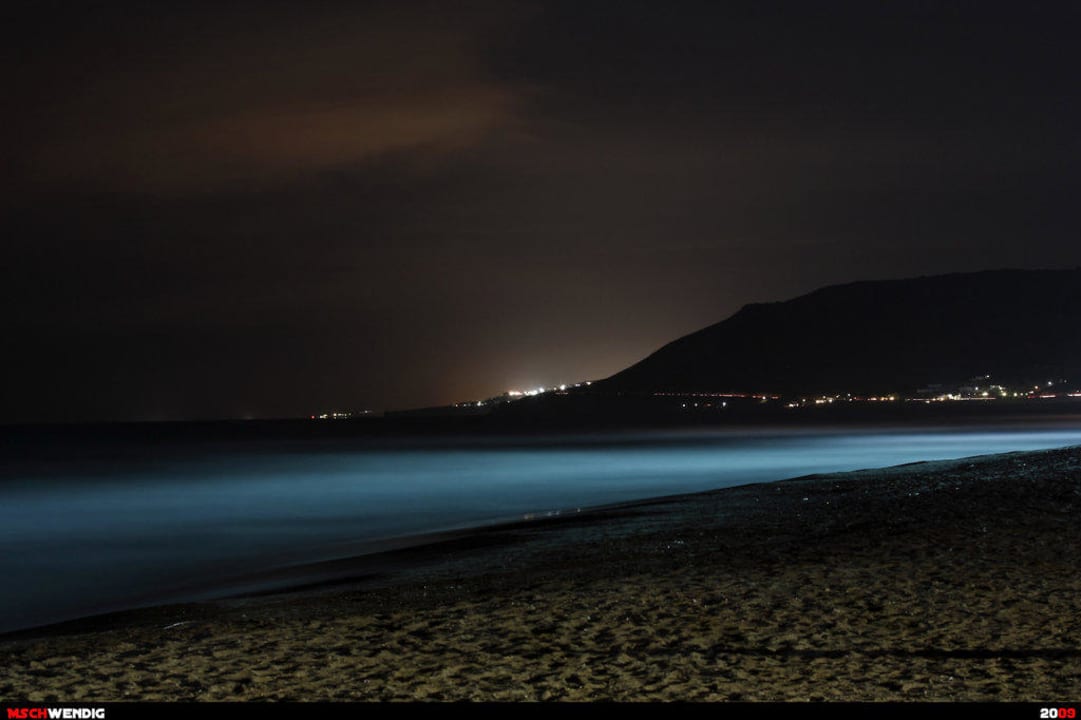 Strand mit Blick auf Rhetymnon bei Nacht Eliros Mare