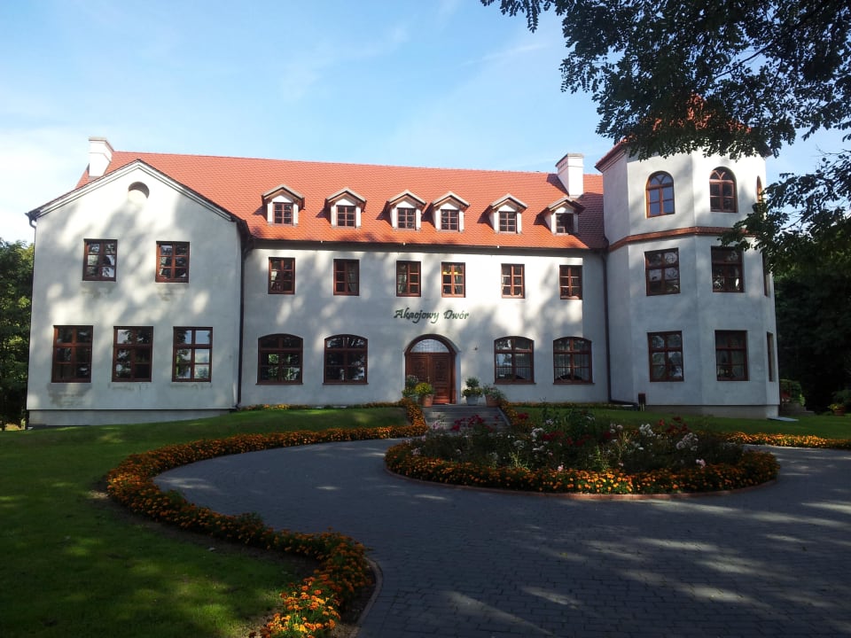 Widok dworu w dzień Hotel Akacjowy Dwór