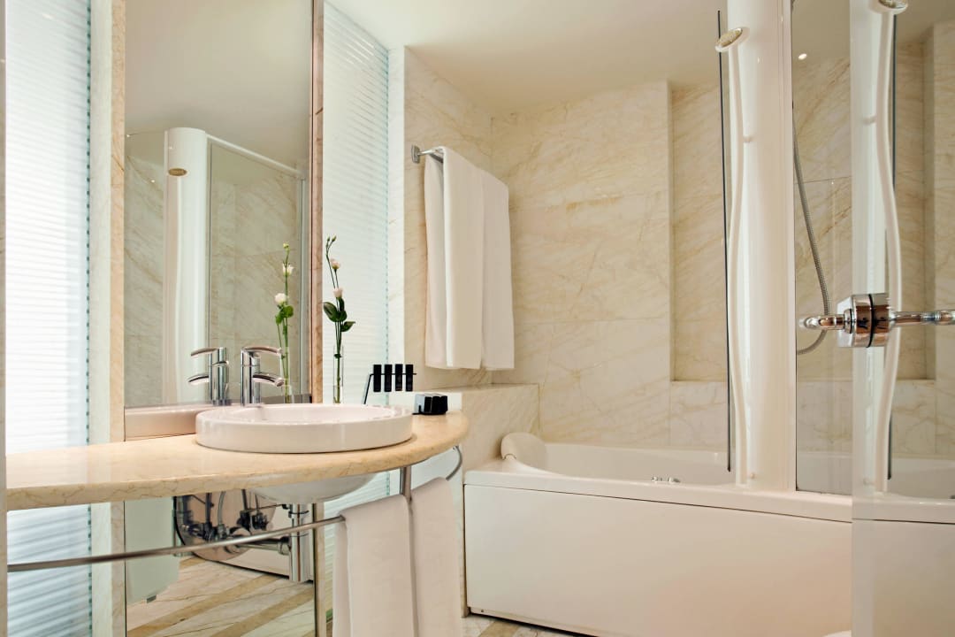 Supreme Rooms Bathroom Meliá Athens Hotel