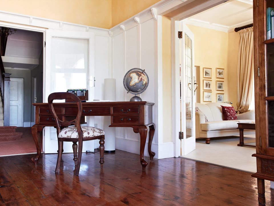 Entrance Hotel Parkes Manor