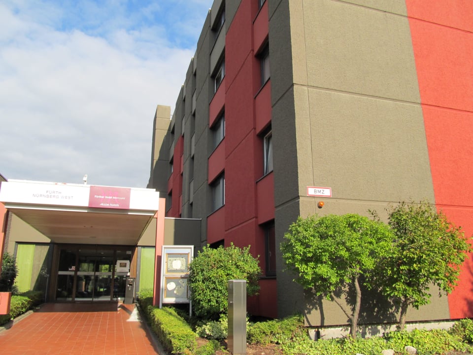 Seiteneingang Fürther Hotel Mercure Nürnberg West