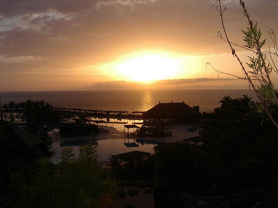 Poolanlage bei Sonnenuntergang La Palma Princess