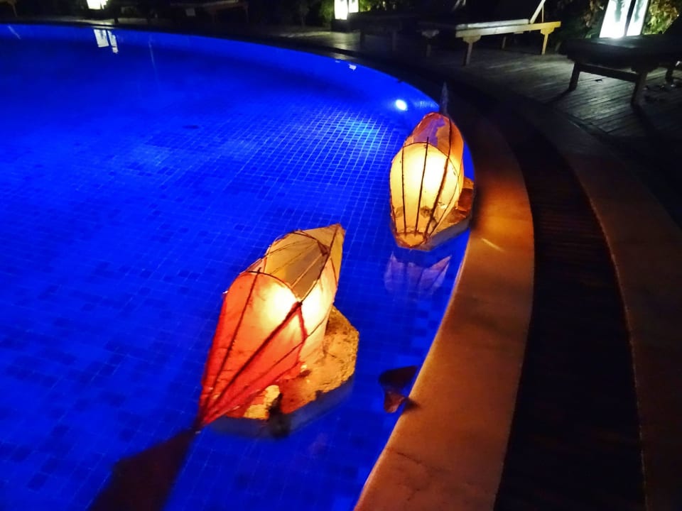 Pool am Abend mit Papierschiffchen Hotel Sandoway Resort