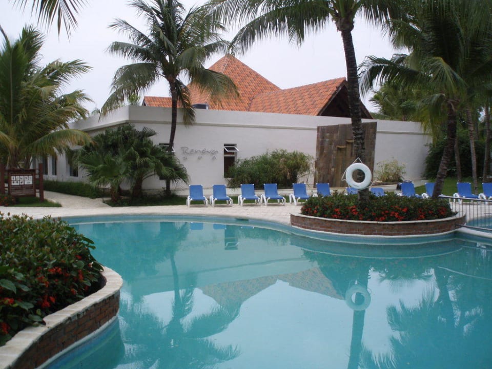 Das Spa Gebäude und ein ruhiger Pool Villas Bavaro Resort & Spa