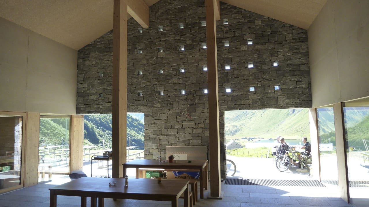 Der neue Vorbau mit Blick ins Piora Taal Hütte Capanna Cadagno