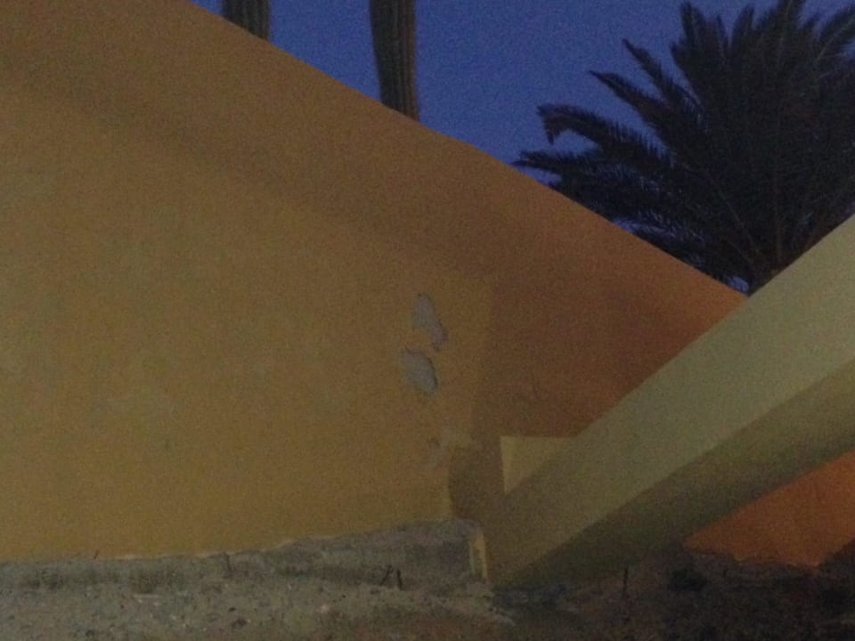 Starke Risse in Hotelmauer Club Hotel Drago Park