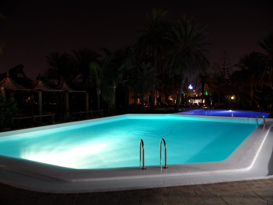 Pool bei Nacht HL Miraflor Suites Hotel