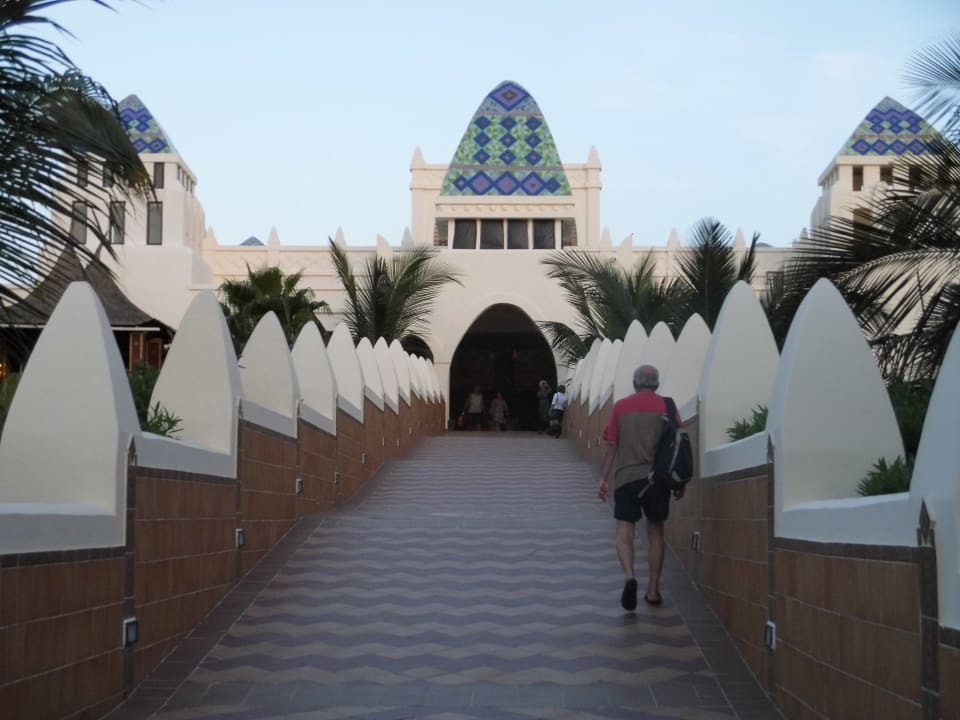 Eingang zur Lobby vom Garten Hotel Riu Karamboa