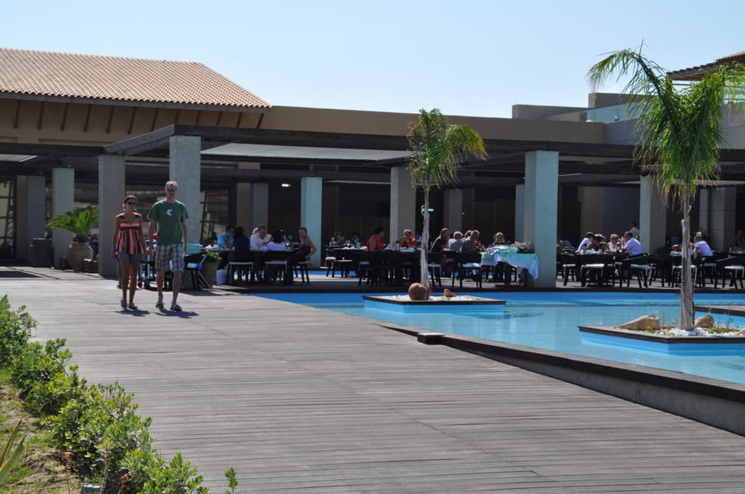 Zierppool an der Außenterrasse des Restaurants Astir Odysseus Kos Resort & Spa