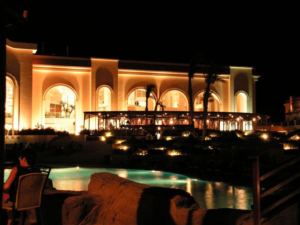 Monumentalna restauracja nocą Pyramisa Beach Resort Sahl Hasheesh