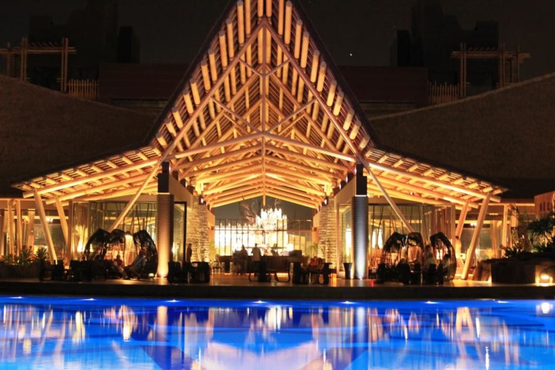 Pool und zentrale Bar bei Nacht Lopesan Baobab Resort