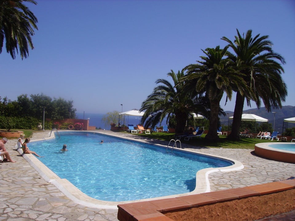 Blick vom Hotel zum Pool und Meer Hotel Relais delle Picchiaie