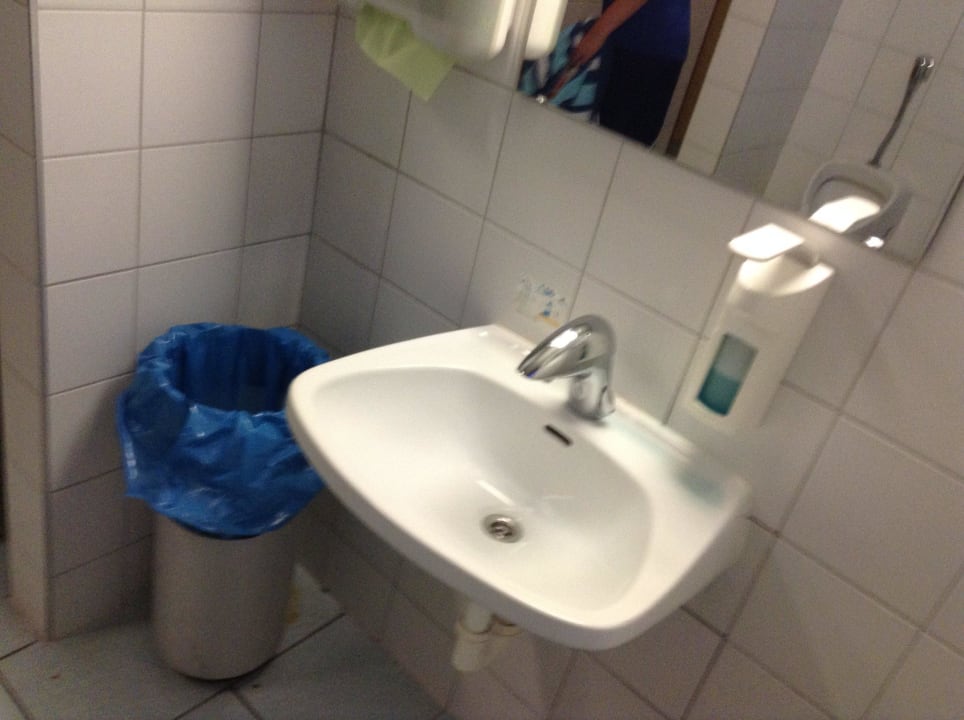 Waschbecken Gemeinschaftsbad Jugendgästehaus Brigittenau