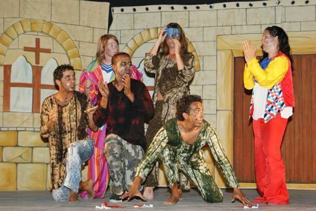 Przedstawienie w hotelowym amfiteatrze Ruspina Beach Resort