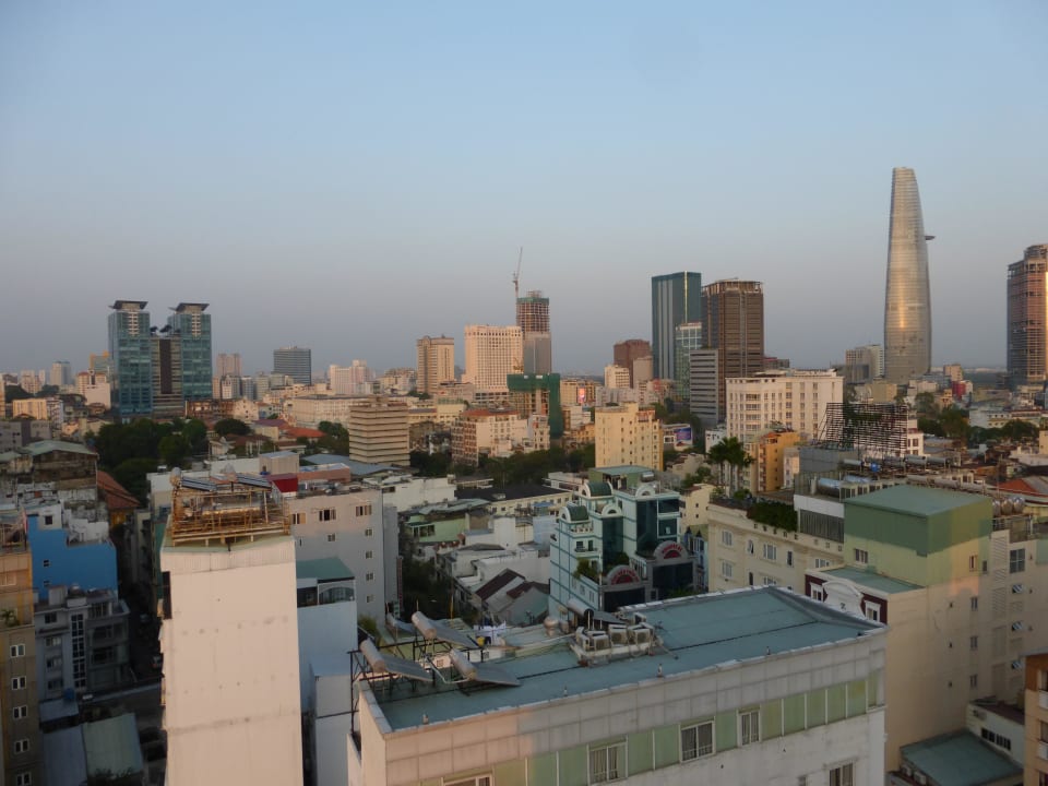 Blick vom Dachpool Hotel Golden Central Saigon