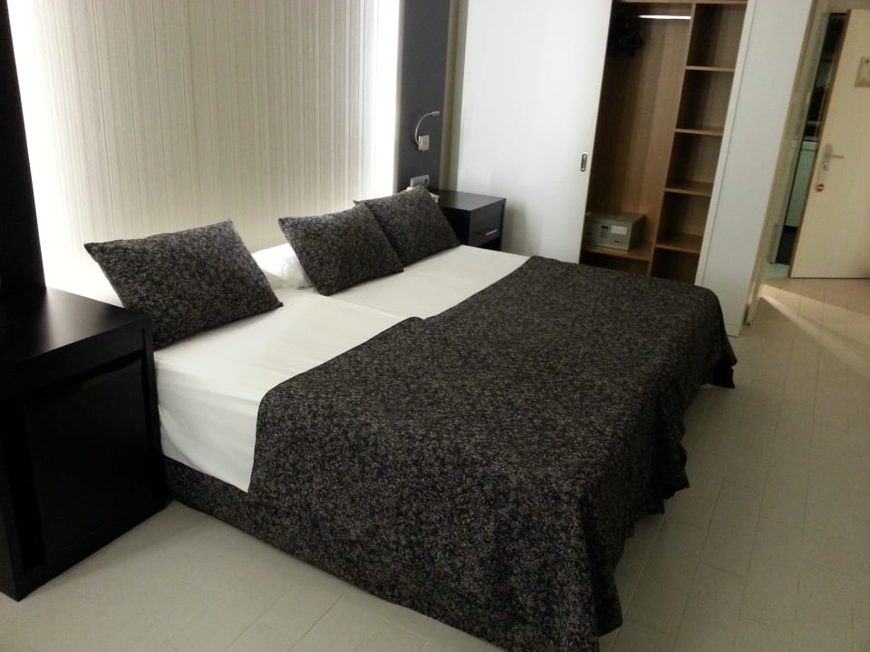 DZ mit Doppelbett und Einzelbett Hotel Hispania