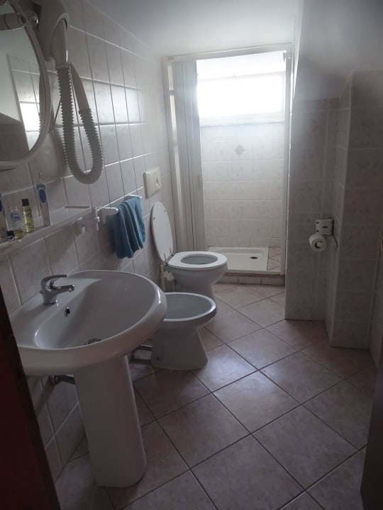 Klein und uralt im nicht renovierten Zimmer Hotel Villaggio Il Gabbiano