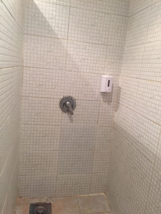 Die super tolle Dusche.. nicht Aladdin Beach Resort