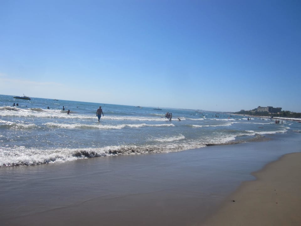 Feinsandiger, flachabfallender Strand, supersauber Side Bay Hotel