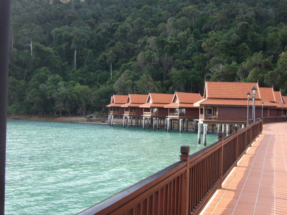 Blick vom Thailänder auf die Wasserbungalows Berjaya Langkawi Resort