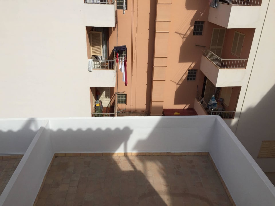 Blick vom 4.Stock auf den Riesen-Balkon im 3.Stock Hotel Garau