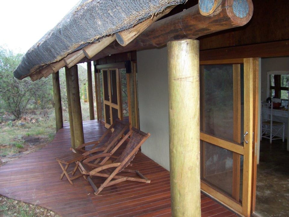 Terrasse mit Liegestühlen Buffalo Ridge Safari Lodge