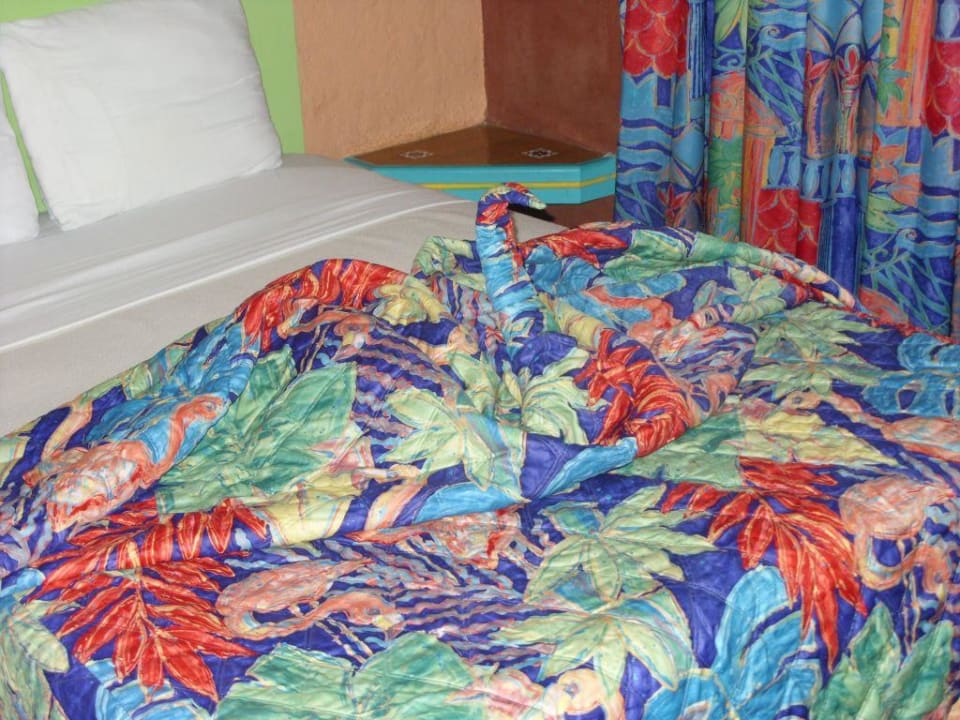 Bett mit Verzierung Hotel Flamenco Villas / Beach Club